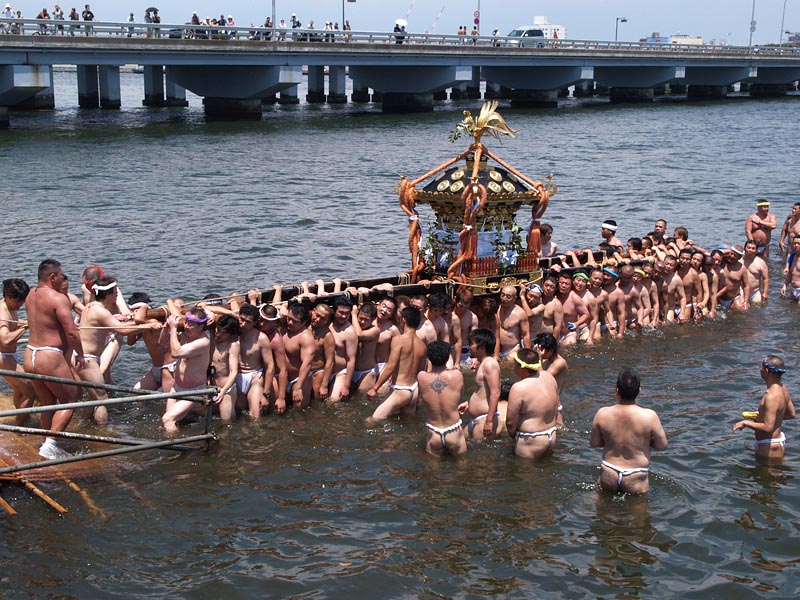 海から出る神輿