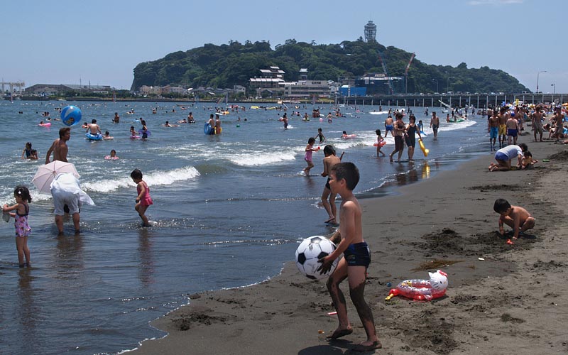 東浜海水浴場と江の島