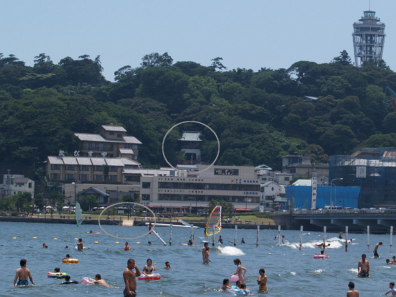竜宮城を思わせる江島神社瑞心門と特設スロープ