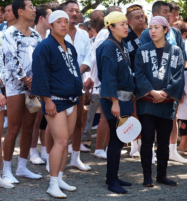 出番を待つ神輿舁の面々