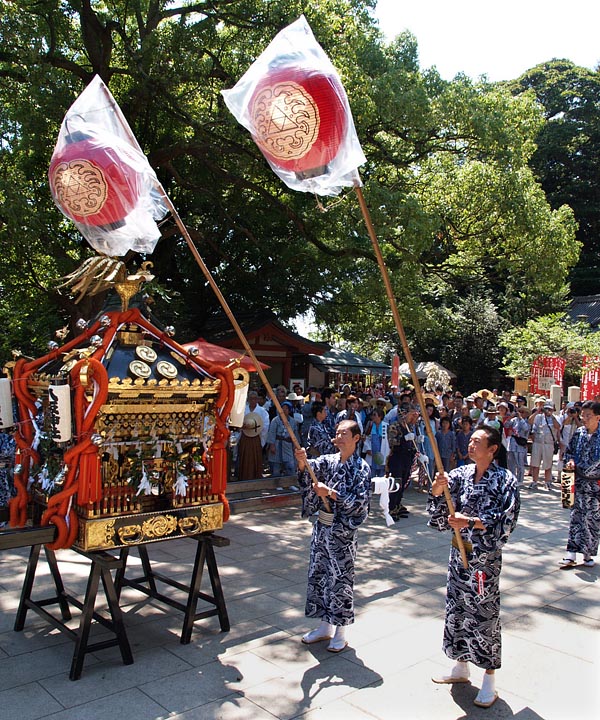 江島神社の神紋の入ったシャンギリの提灯