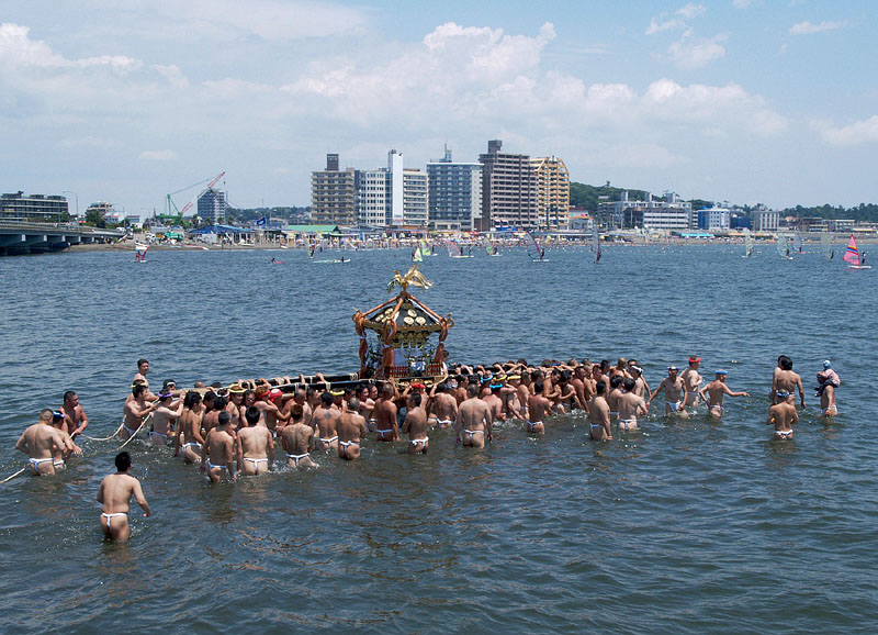 東浜海水浴場と神輿