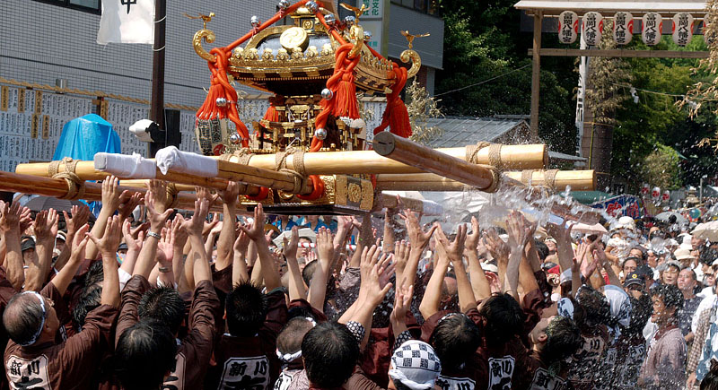八幡宮前で宙に舞う神輿 / 駒番十三：新川一南