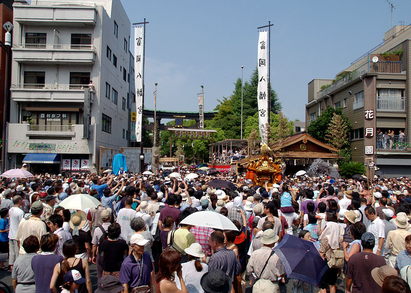 大混雑の八幡宮前