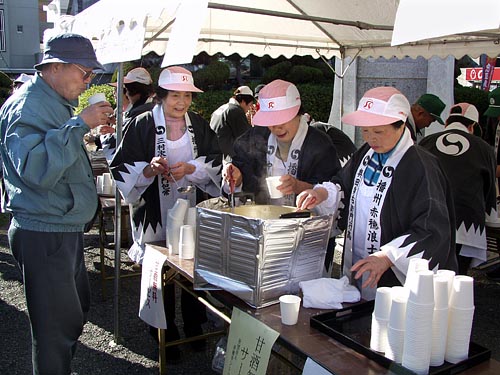 駅前の無料甘酒サービス