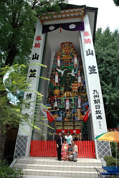 櫛田神社常設山笠の前で記念撮影