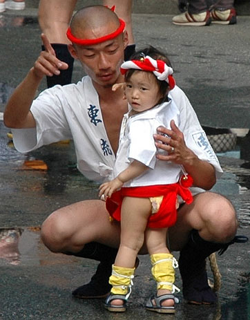 おしめの上に締め込みをした女児