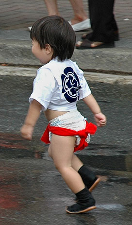 おしめの上に締め込みをした男児