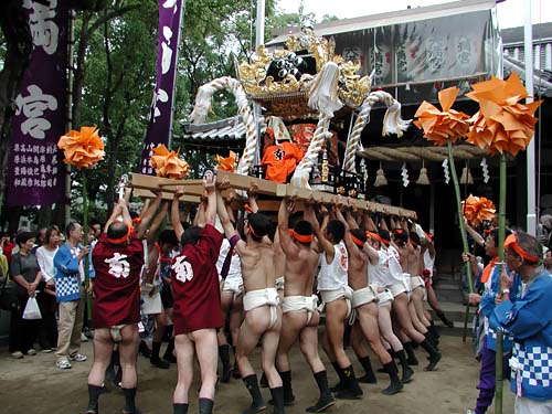 拝殿前の晴舞台