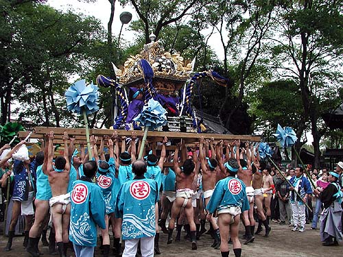 境内で屋台練り