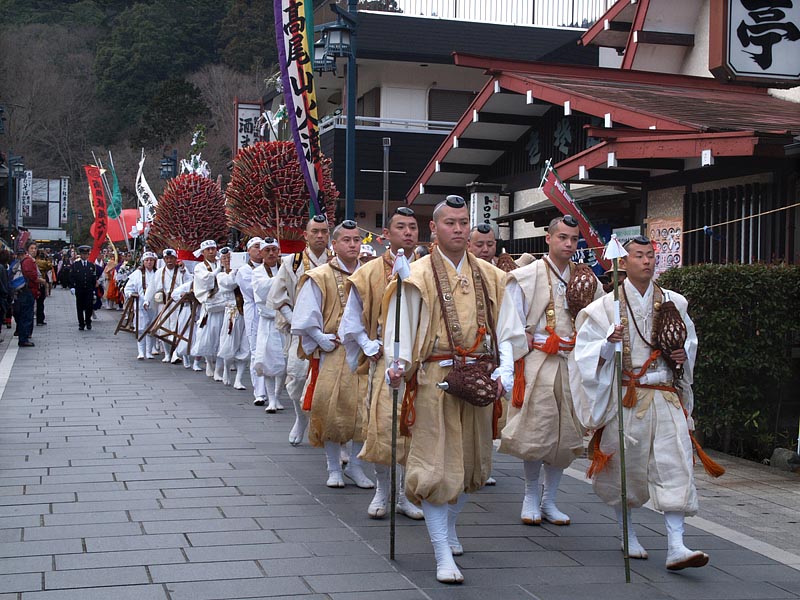 高尾山を下山して火渡り祭会場に向かう山伏たち