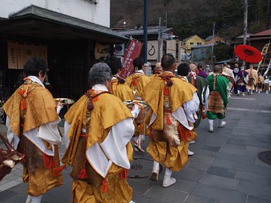 引敷(ひっしき)が特徴の山伏の後ろ姿