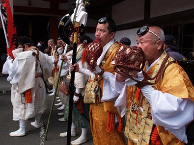 法螺貝を吹き鳴らす山伏