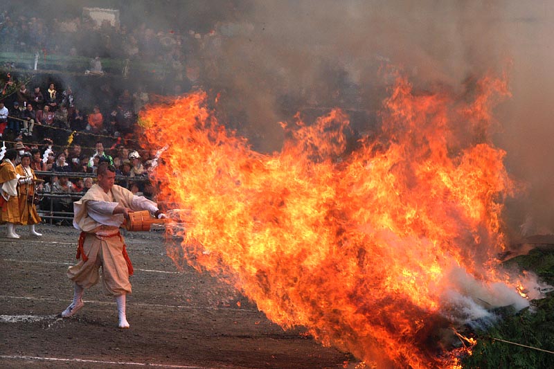 もの凄い火勢に阿伽をかける僧侶