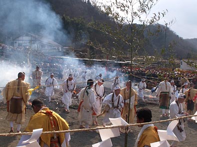白装束の信徒の渡火