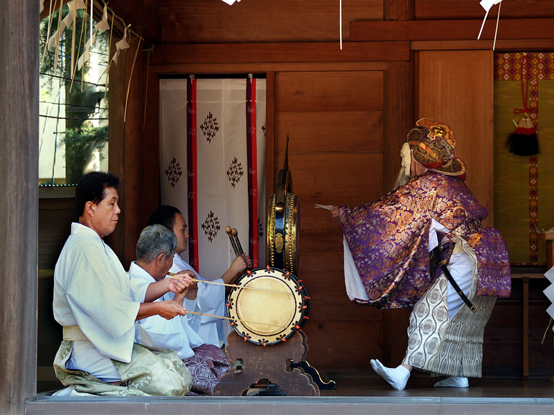 神楽殿にて神楽の奉納