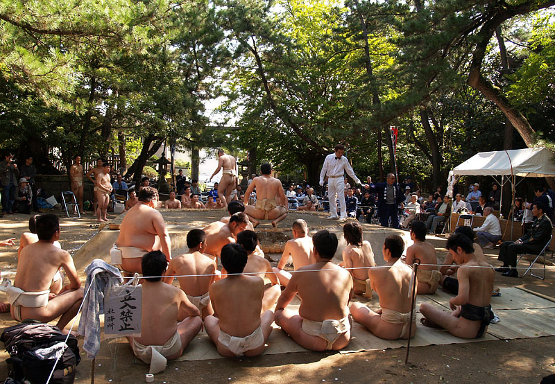 西に陣取る力士たち