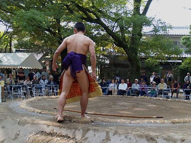 弓を土俵に残してあとずさり