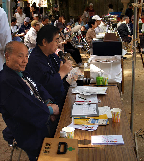 テントに陣取る大会事務局