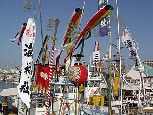 幟を立てた漁船