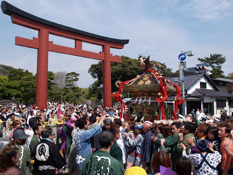 三の鳥居を通過する神輿