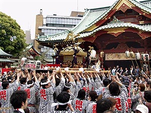 高く掲げる神輿