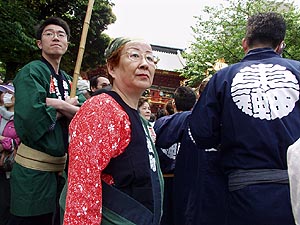ダボシャツ姿のお母さん