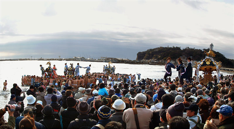 海に入る神輿