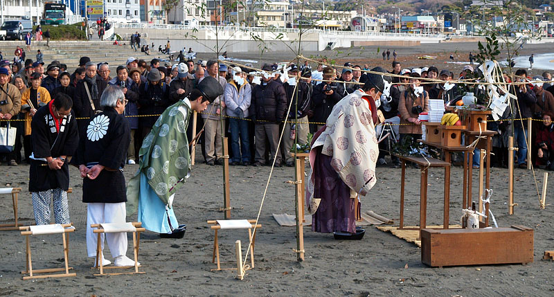 神輿のお祓いをする江ノ島神社の神官たち