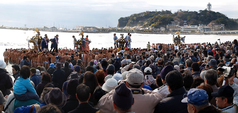 江ノ島をバックに四座の神輿練り