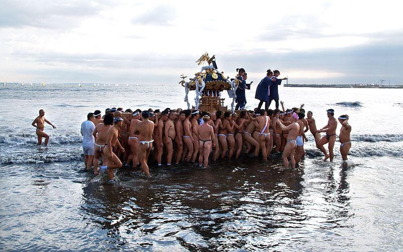 波打ち際を行く神輿