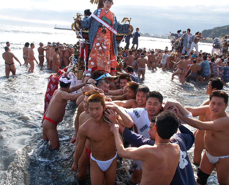 引き揚げる伊勢睦の神輿