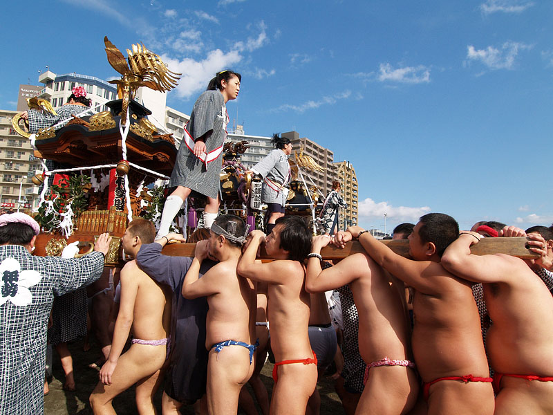 横に並んだ神輿(左から伊勢睦、諏訪睦、小動会)