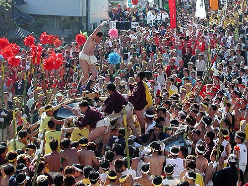 神輿の屋根を壊す男たち