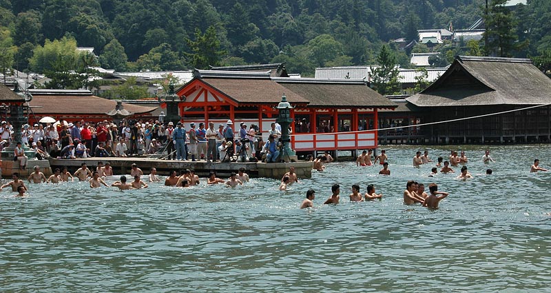 櫓に向かう参加者たち