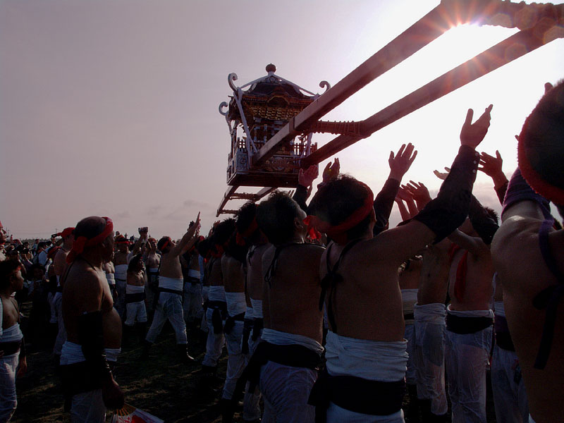 太陽を掴んだ神輿!