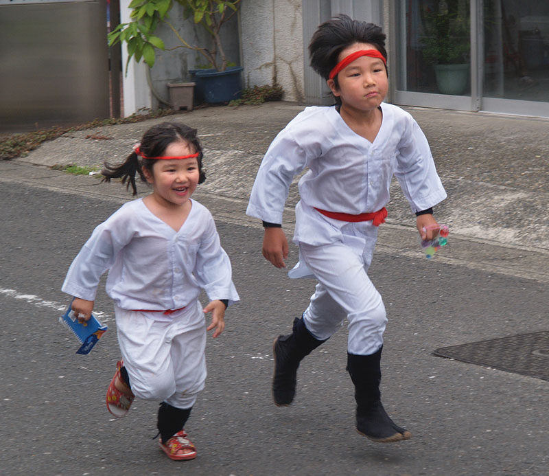 祭り会場に向かう兄妹