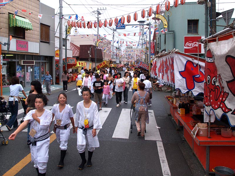 大原駅前の商店街