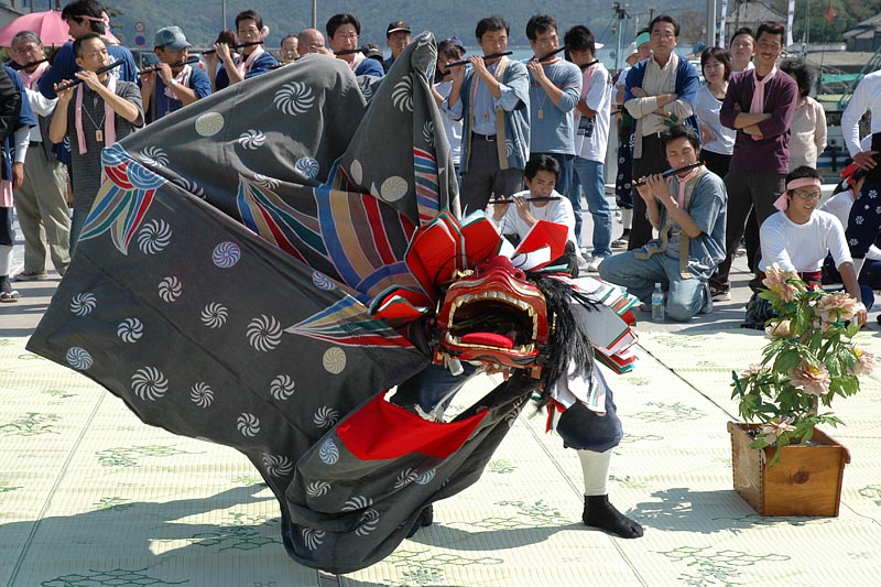 獅子舞の熱演