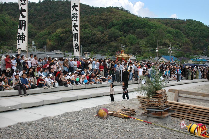 浜に着いた神輿