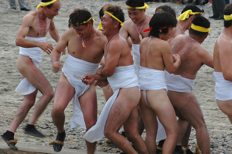 バタ板の上で揉み合う男たち