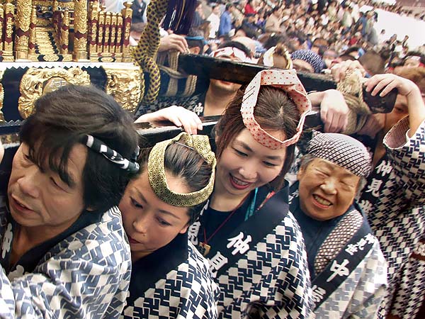 老若男女の神輿担き