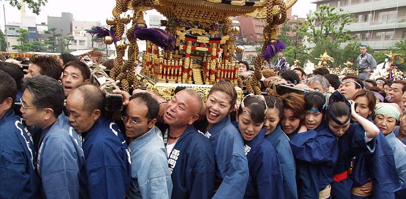 三社祭の氏子たち