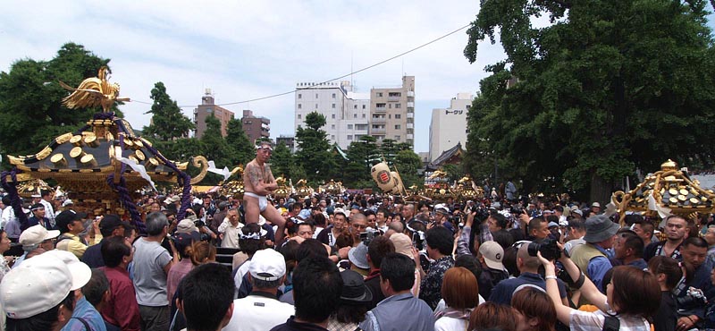 出発を待つ神輿