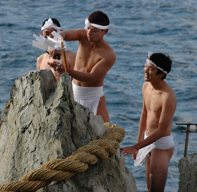 御幣を立てお神酒を注ぐ
