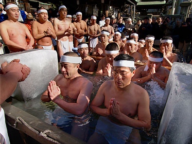 胸まで浸かって合掌