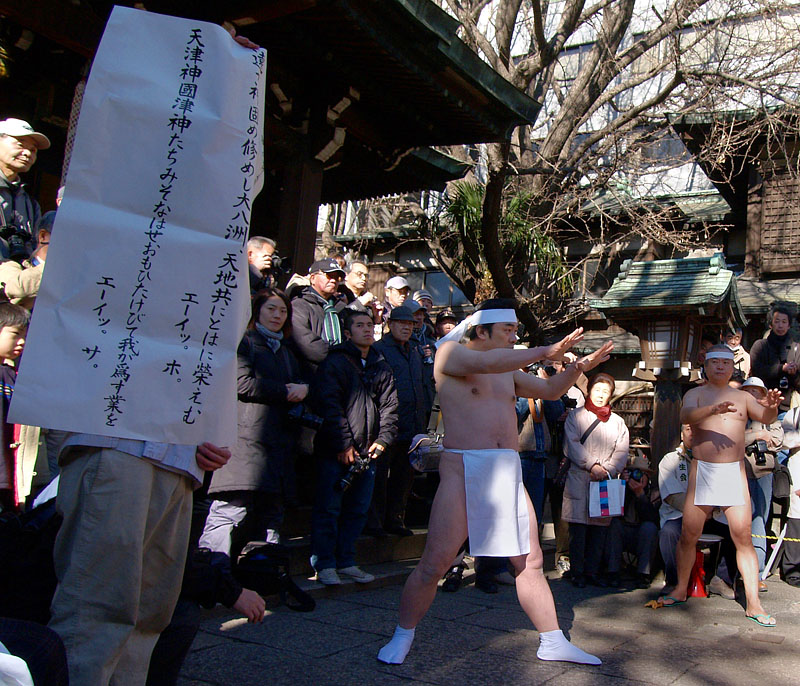 鳥船の指導をする篠直嗣・氷川神社宮司