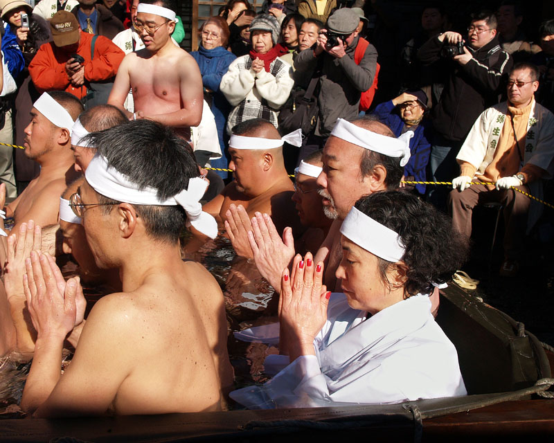 寒中水浴中の安西良一さん(女性の右隣)
