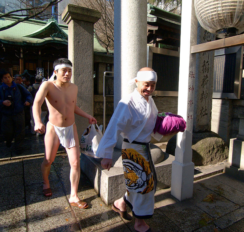 銭湯に向かう参加者たち