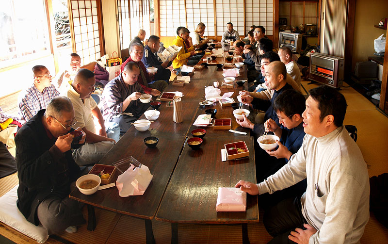 陽光を浴びながら和やかな直会